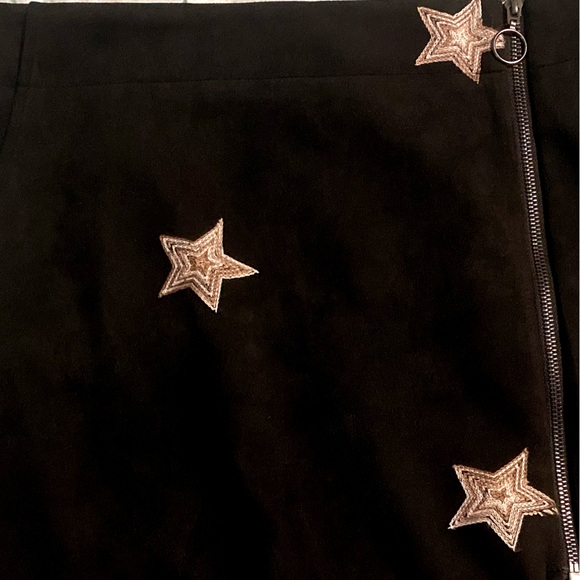 Promesa Soft Suede Stars Skirt Black Size Large
Like New - Picture 4 of 12